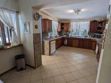 6 Bedroom House