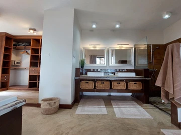 5 Bedroom Villa