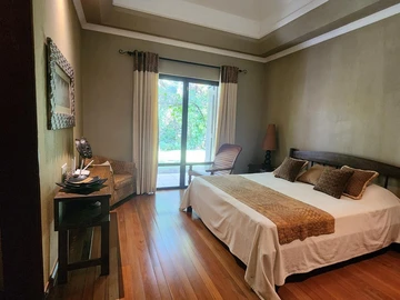 5 Bedroom Villa