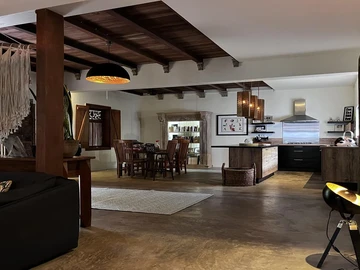 6 Bedroom Villa