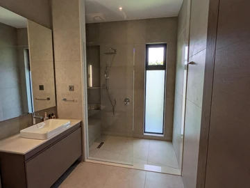 5 Bedroom Villa
