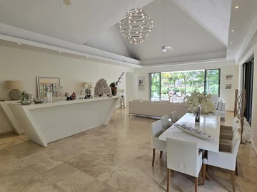 5 Bedroom Villa